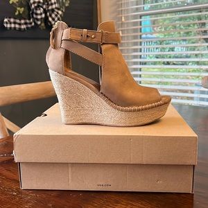 Adorable wedges and very neutral! They go with so many things!